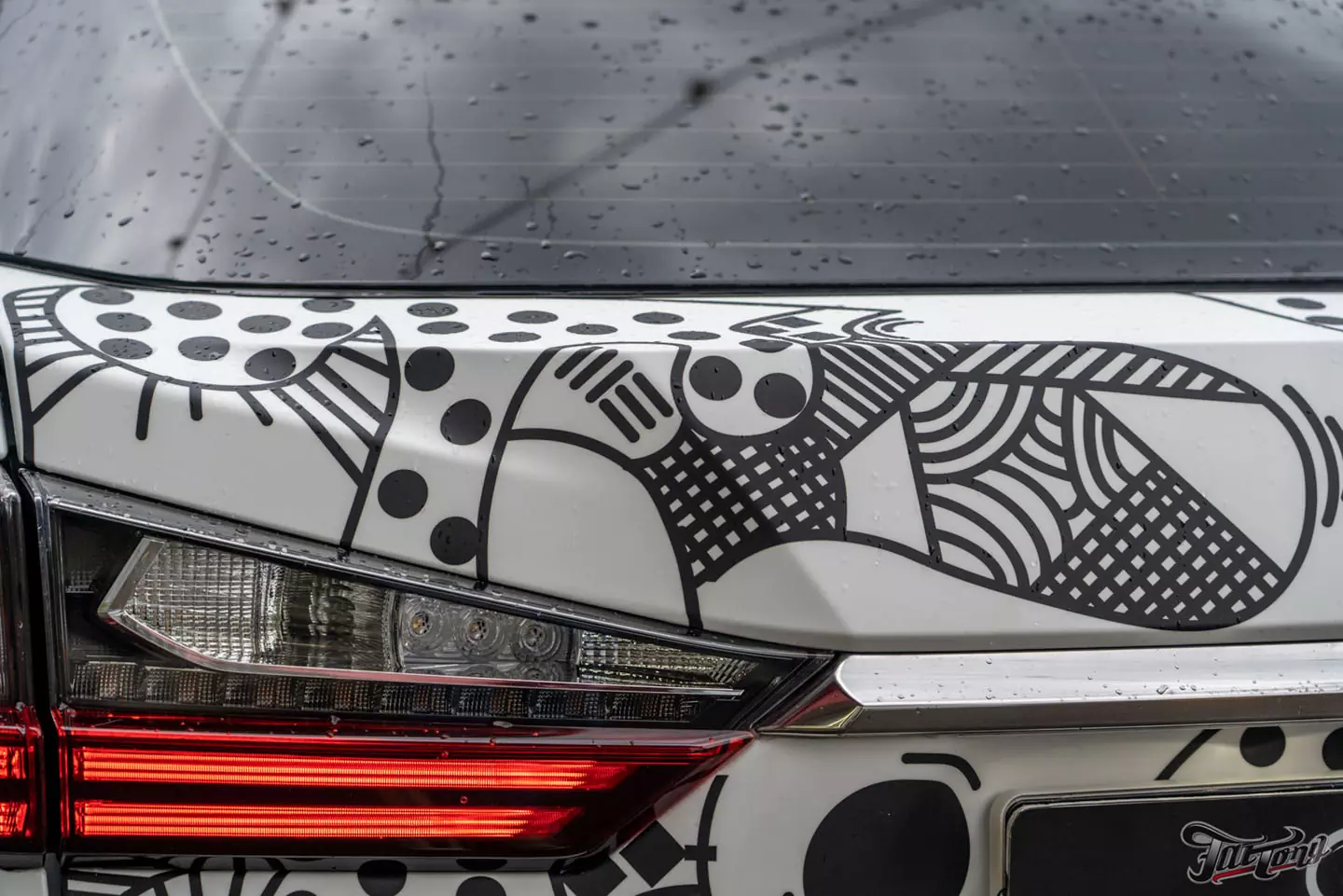 Необычный черно-белый дизайн для Lexus RX (винилография)